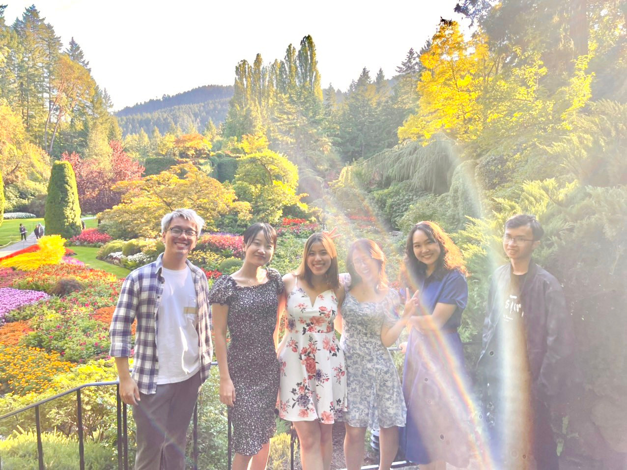 Quỳnh Hương cùng những người bạn Việt Nam đi dã ngoại.