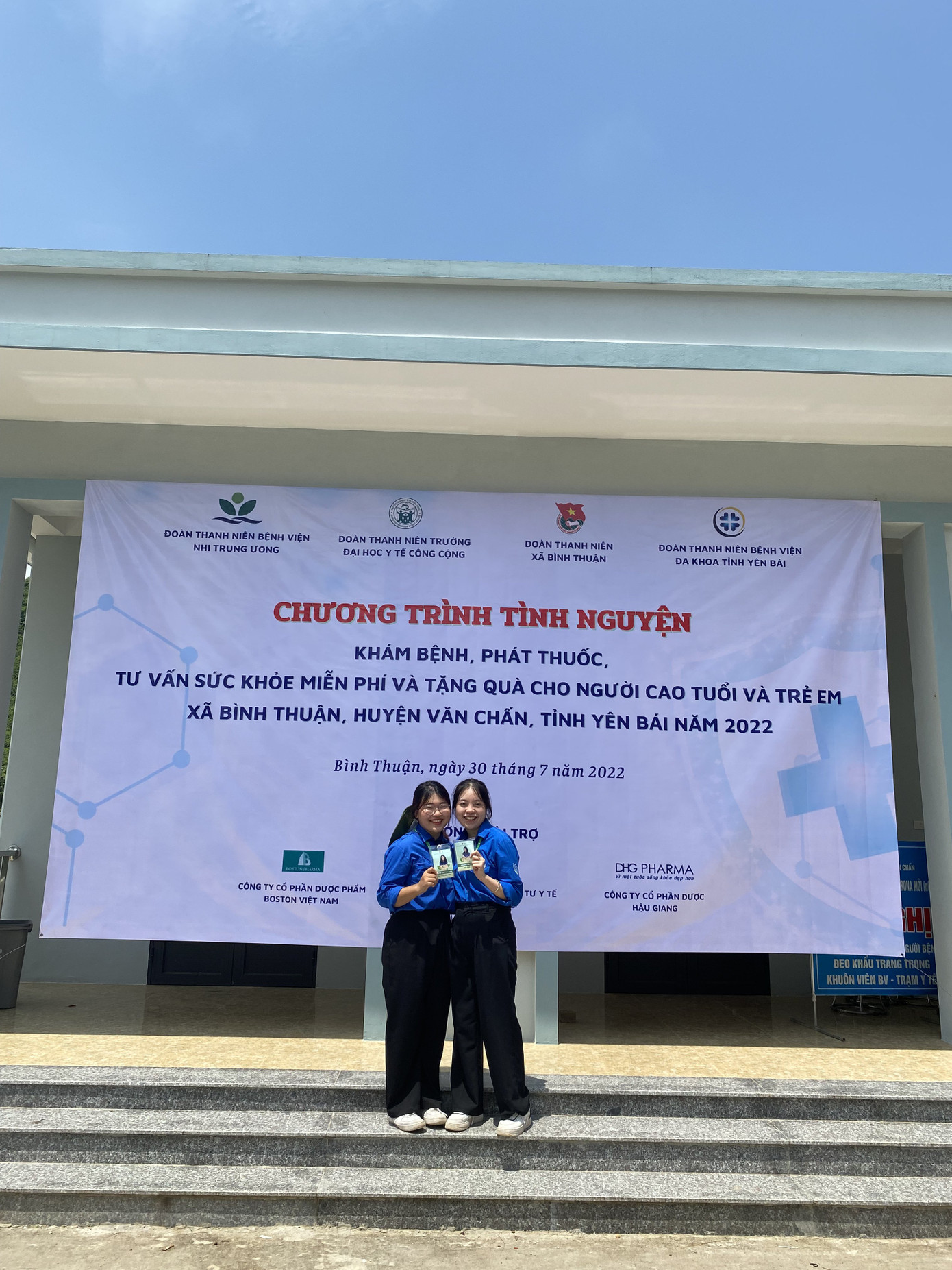 Minh Trang (bên trái) tham gia Chương trình tình nguyện Khám bệnh, phát thuốc, tư vấn sức khỏe miễn phí và tặng quà cho người cao tuổi và trẻ em tại xã Bình Thuận, huyện Văn Chấn, tỉnh Yên Bái năm 2022. Minh Trang (bên trái) tham gia Chương trình tình nguyện Khám bệnh, phát thuốc, tư vấn sức khỏe miễn phí và tặng quà cho người cao tuổi và trẻ em tại xã Bình Thuận, huyện Văn Chấn, tỉnh Yên Bái năm 2022.