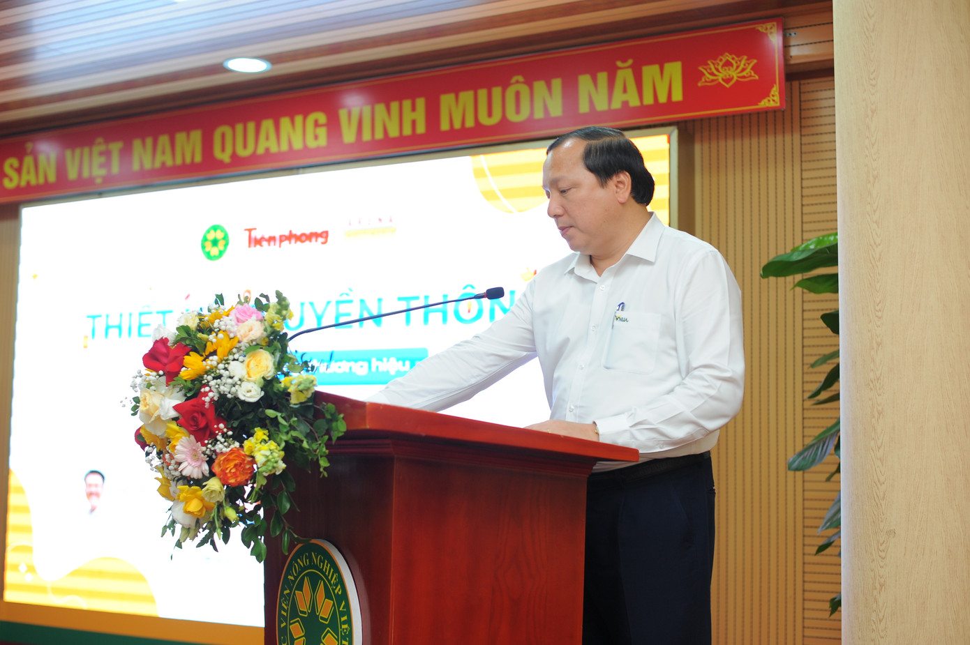 Tiến sĩ Vũ Ngọc Huyên - Phó Giám đốc Học viện Nông nghiệp Việt Nam phát biểu nhấn mạnh xây dựng thương hiệu cá nhân là kỹ năng cần thiết cho sinh viên Học viện. Tiến sĩ Vũ Ngọc Huyên - Phó Giám đốc Học viện Nông nghiệp Việt Nam phát biểu nhấn mạnh xây dựng thương hiệu cá nhân là kỹ năng cần thiết cho sinh viên Học viện.