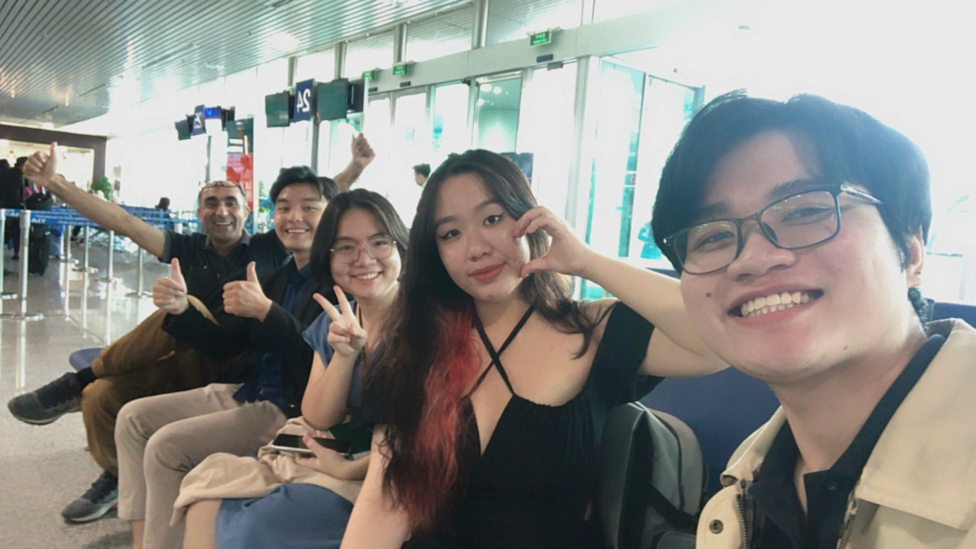 Hình ảnh cả nhóm trước khi lên máy bay sang Hong Kong tham gia vòng Chung kết. Hình ảnh cả nhóm trước khi lên máy bay sang Hong Kong tham gia vòng Chung kết.