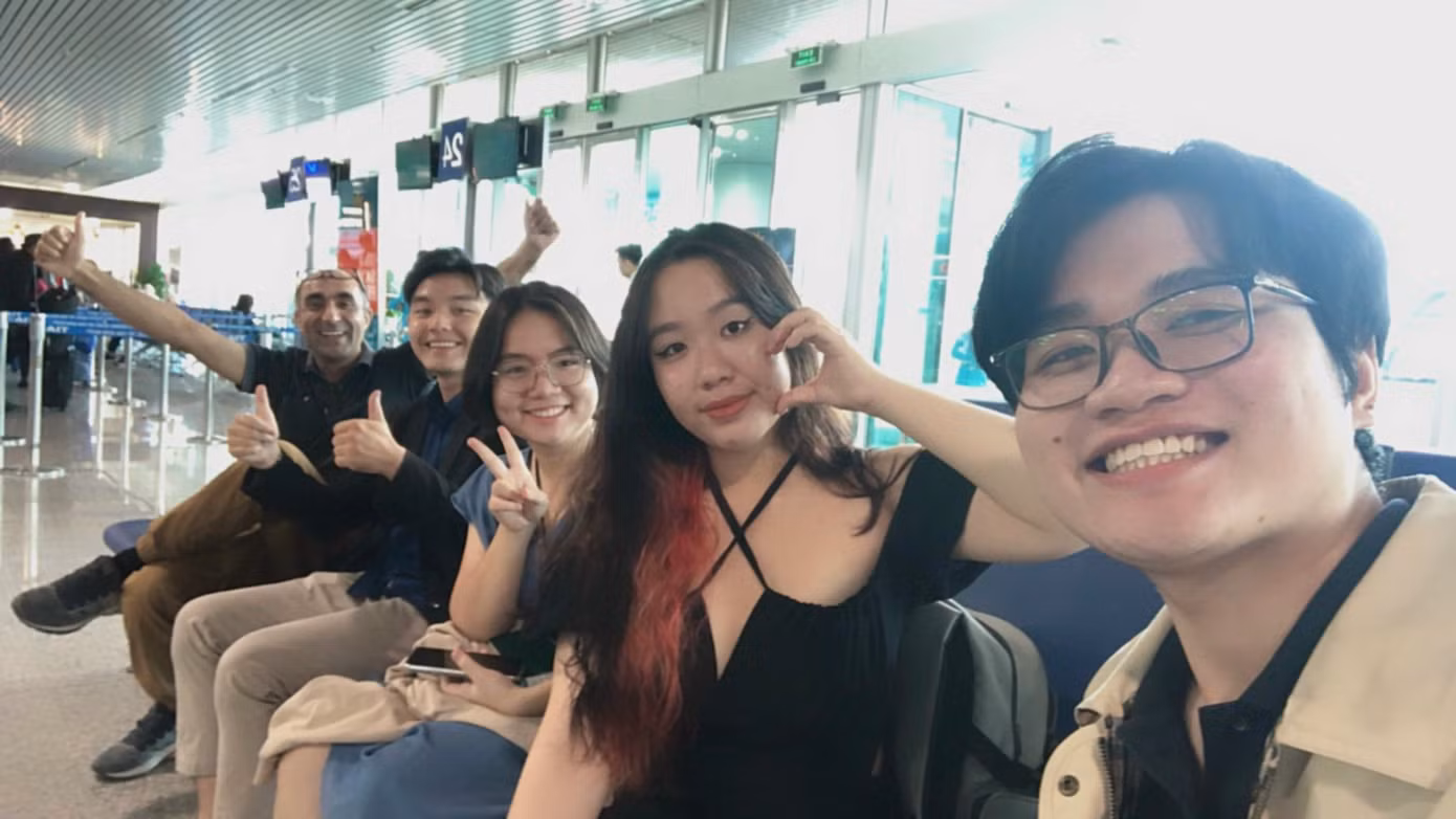 Hình ảnh cả nhóm trước khi lên máy bay sang Hong Kong tham gia vòng Chung kết.