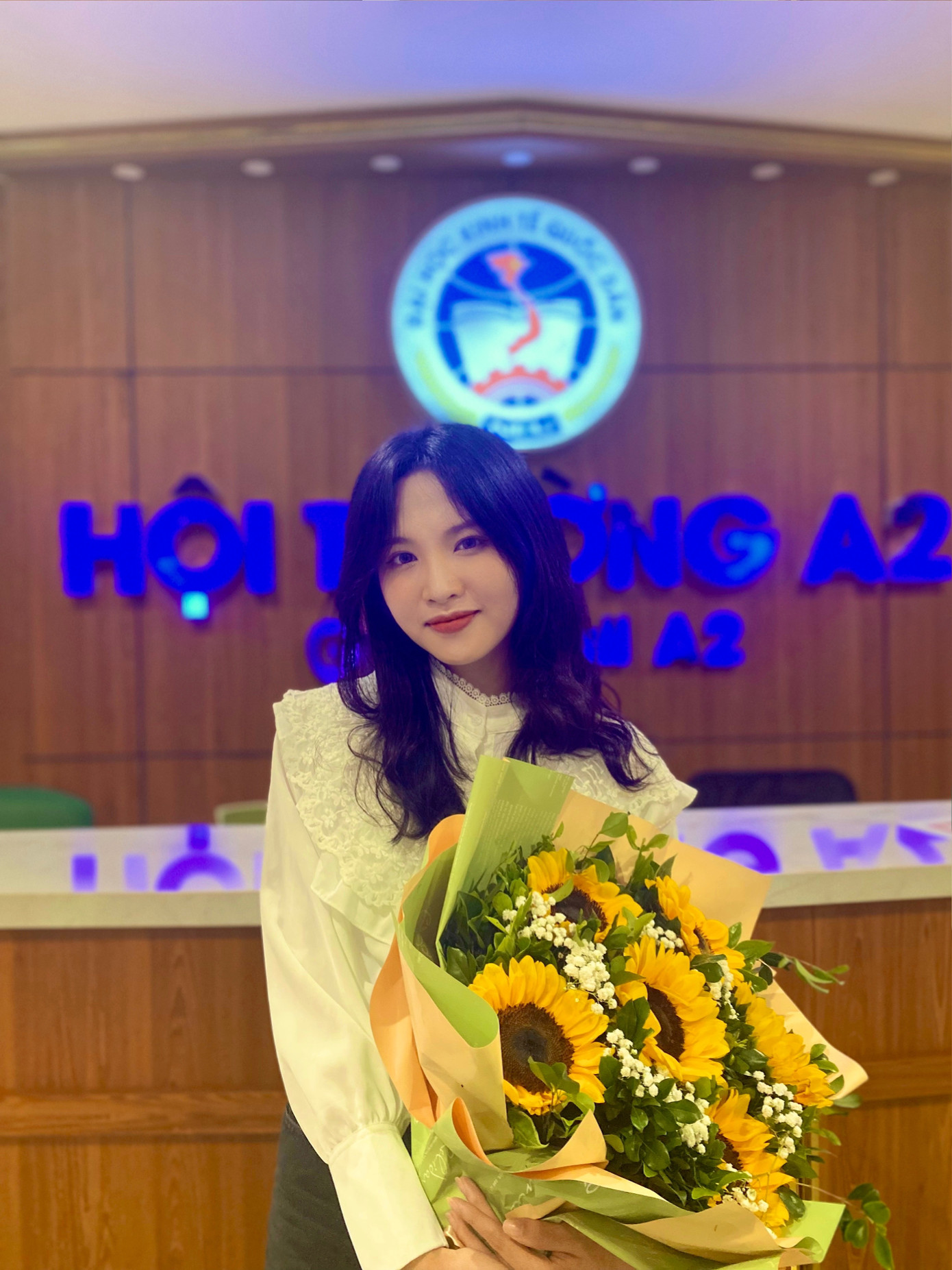 Phương Nga nhận Giấy khen sinh viên đạt thành tích xuất sắc trong công tác Đoàn - Hội Khoa Quản trị kinh doanh.