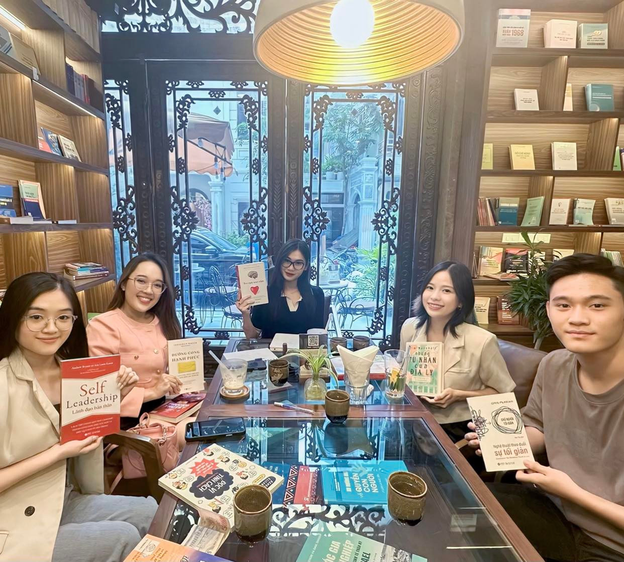 Buổi Book Discussion của các thành viên đại diện Cộng đồng. Buổi Book Discussion của các thành viên đại diện Cộng đồng.