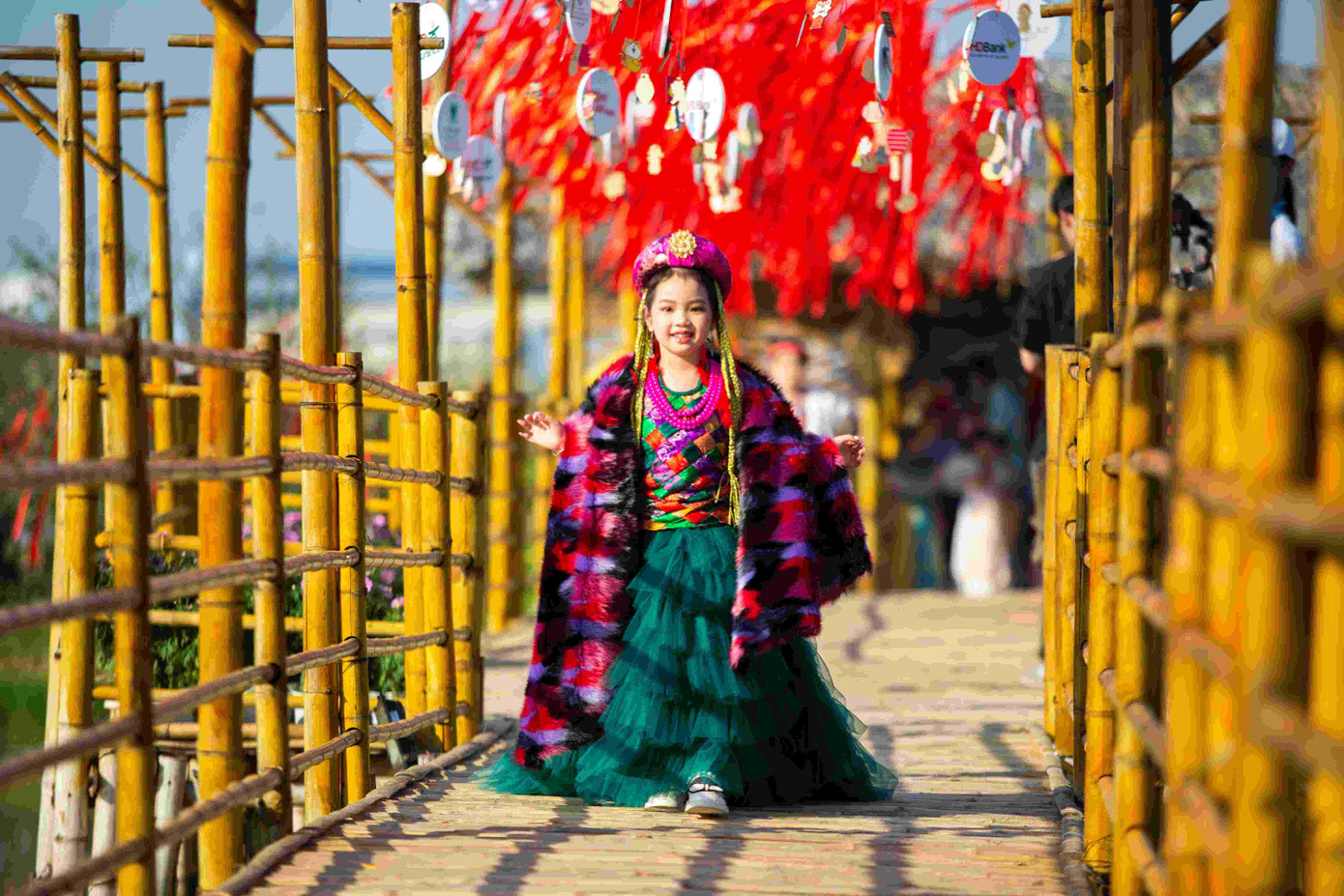 Siêu mẫu nhí Tuyết Nhung trong BST Hoa Đan Sắc của NTK Đức Lương.