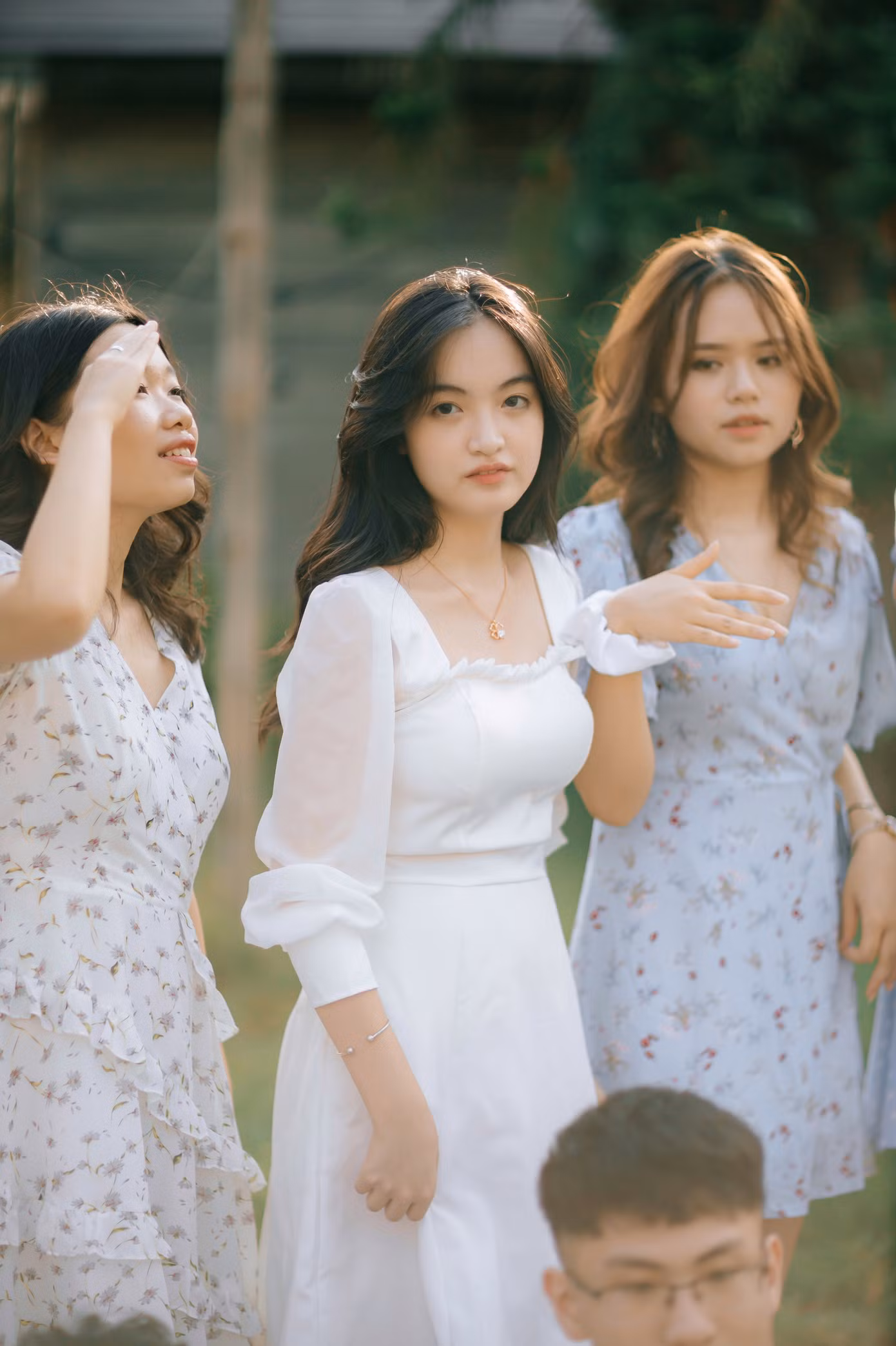 Đạt được danh hiệu Sinh viên 5 tốt cấp Thành phố có lẽ chính là trái ngọt, là minh chứng cho sự cố gắng, nỗ lực từng ngày của bản thân Uyên Chương (váy trắng ở giữa).