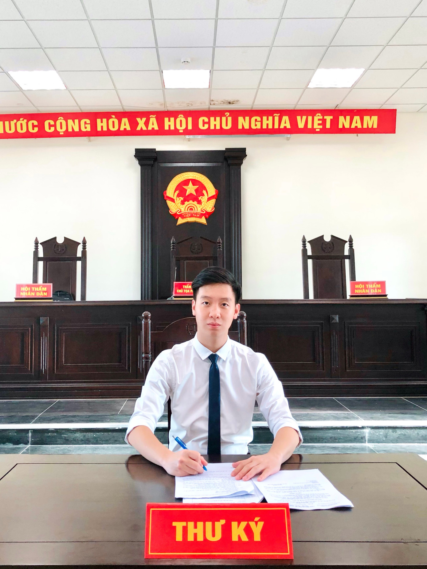 Mạnh Tuấn trong một buổi thực hành diễn án môn Xét xử vụ án hành chính.