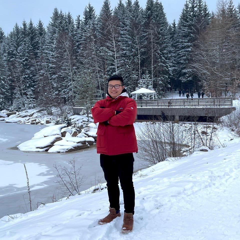 Nam Sơn (22 tuổi), đang theo học ngành Điều dưỡng tại Đức.