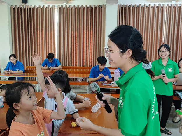 Thu Trang hiện đang là Chủ nhiệm câu lạc bộ Hành tinh xanh. Thu Trang hiện đang là Chủ nhiệm câu lạc bộ Hành tinh xanh.