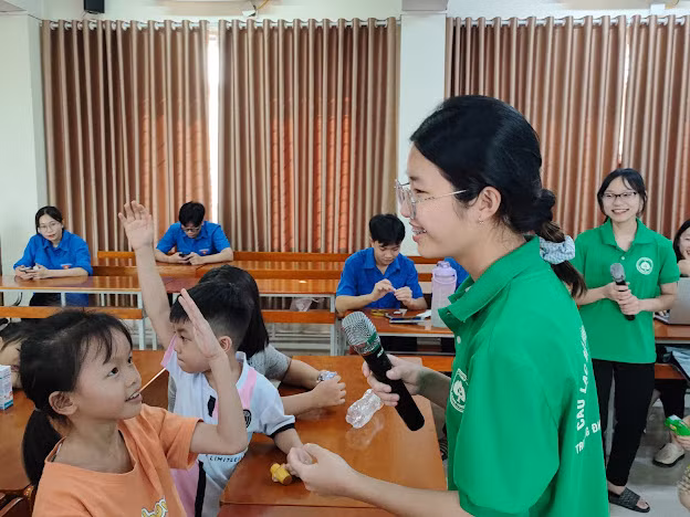 Thu Trang hiện đang là Chủ nhiệm câu lạc bộ Hành tinh xanh.
