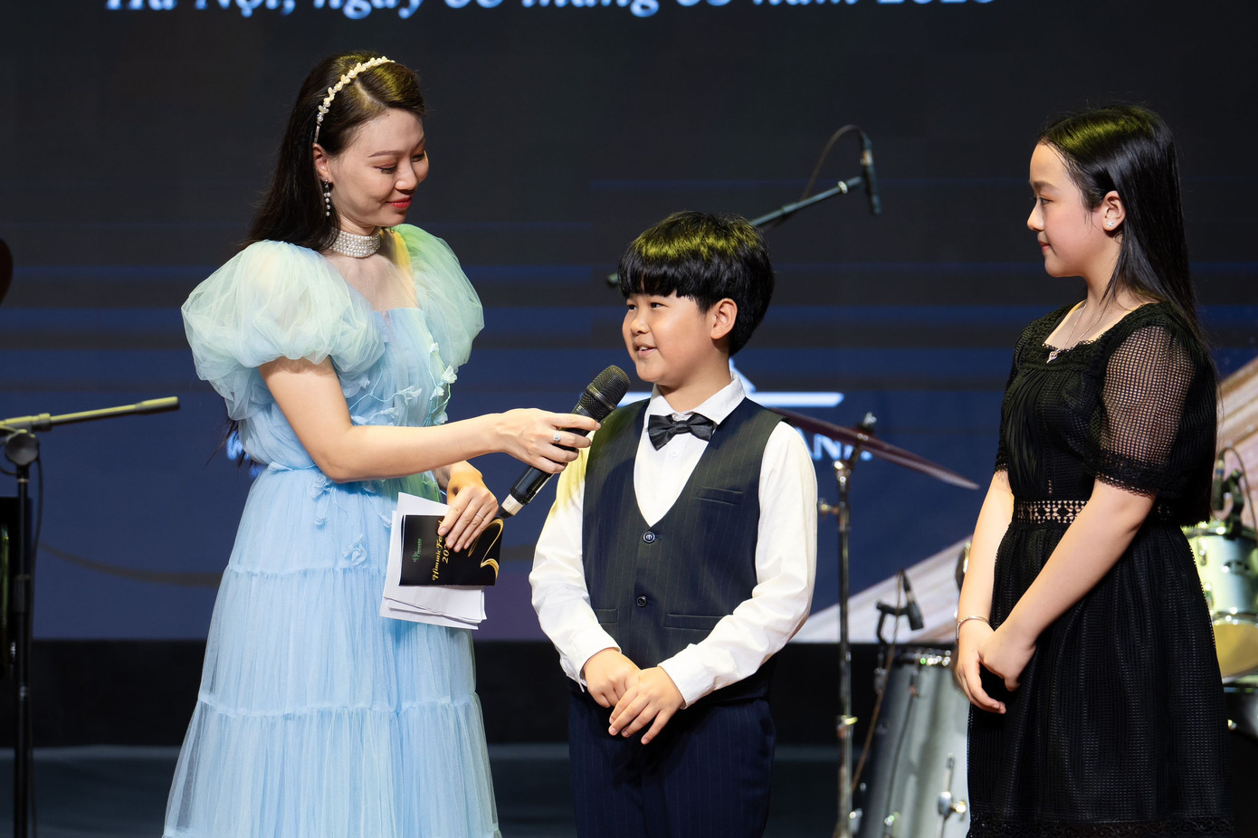 Hoàng Khanh gây ấn tượng với khán giả về bài thi “một tay”.