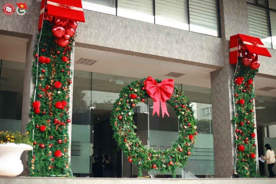 Chiếc vòng nguyệt quế mang đậm không khí Giáng sinh tại sảnh tòa A, trường Đại học Ngoại thương.