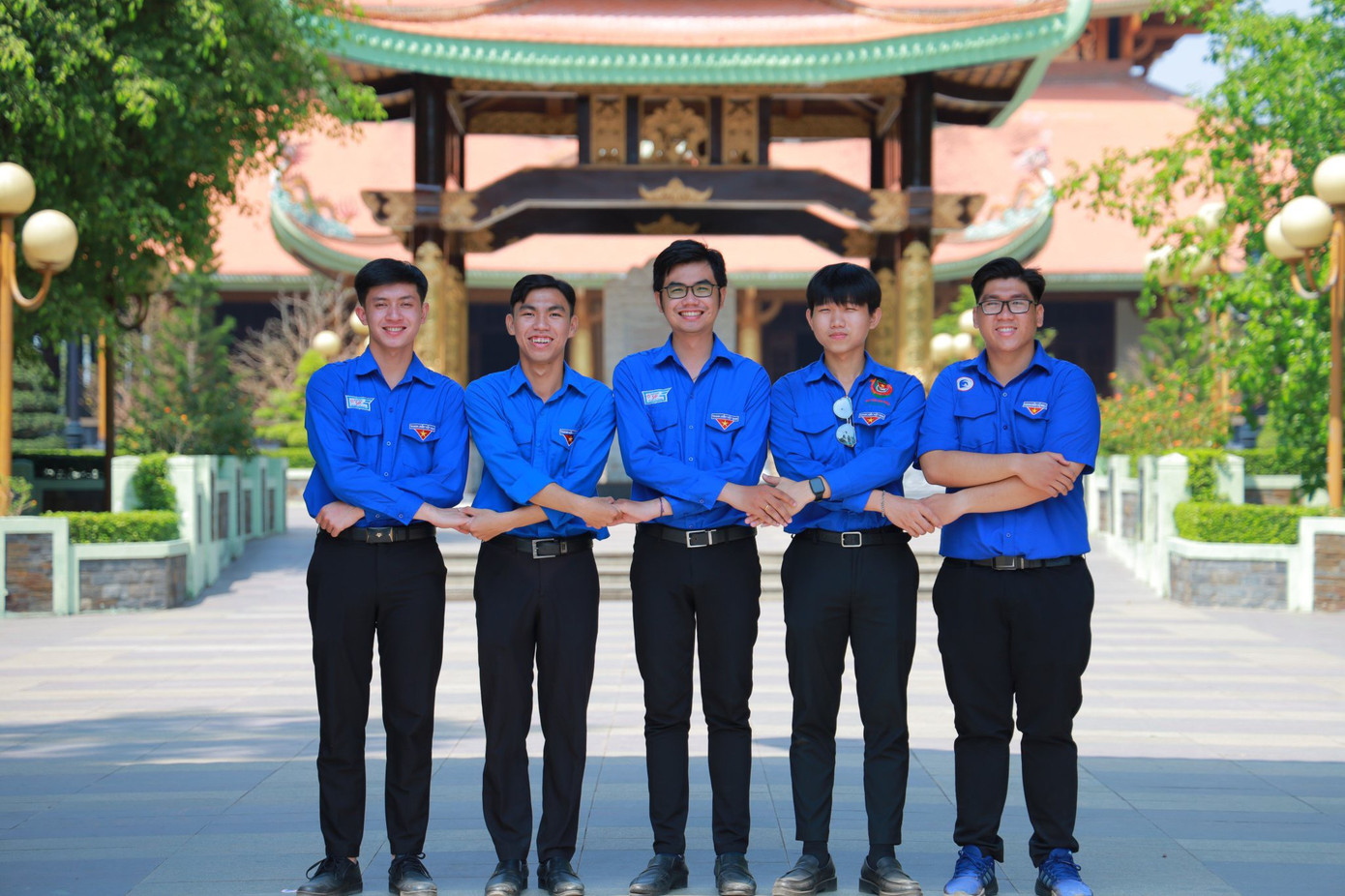 Thoại cùng các bạn sinh viên là Ban Tổ chức chương trình về nguồn tại Củ Chi. Thoại cùng các bạn sinh viên là Ban Tổ chức chương trình về nguồn tại Củ Chi.