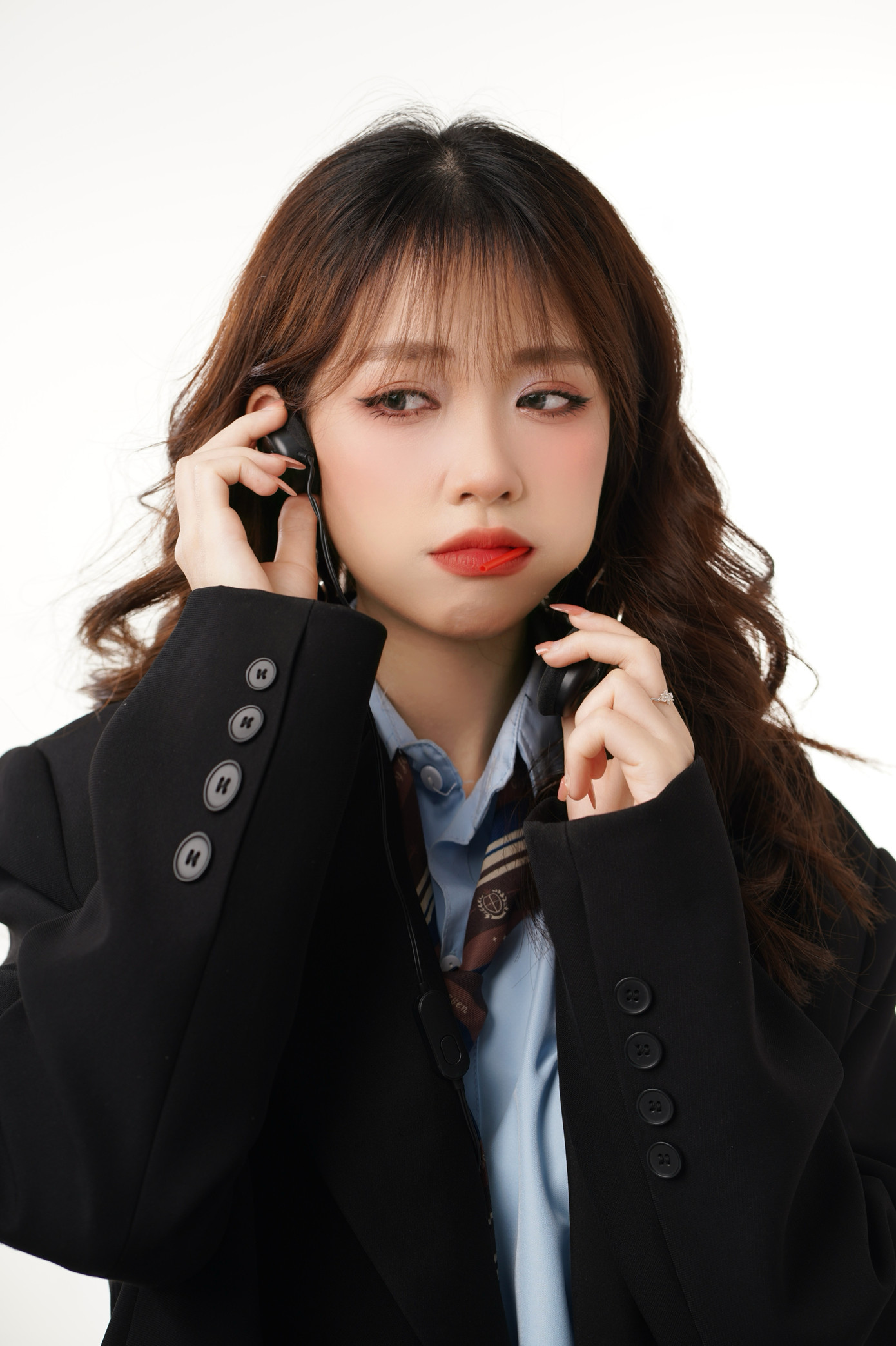 Vũ Việt Hà (sinh năm 2002) quê ở Phú Thọ, đang là sinh viên năm ba, khoa NN&amp;VH Pháp tại Trường Đại học Ngoại Ngữ - Đại học Quốc gia Hà Nội.