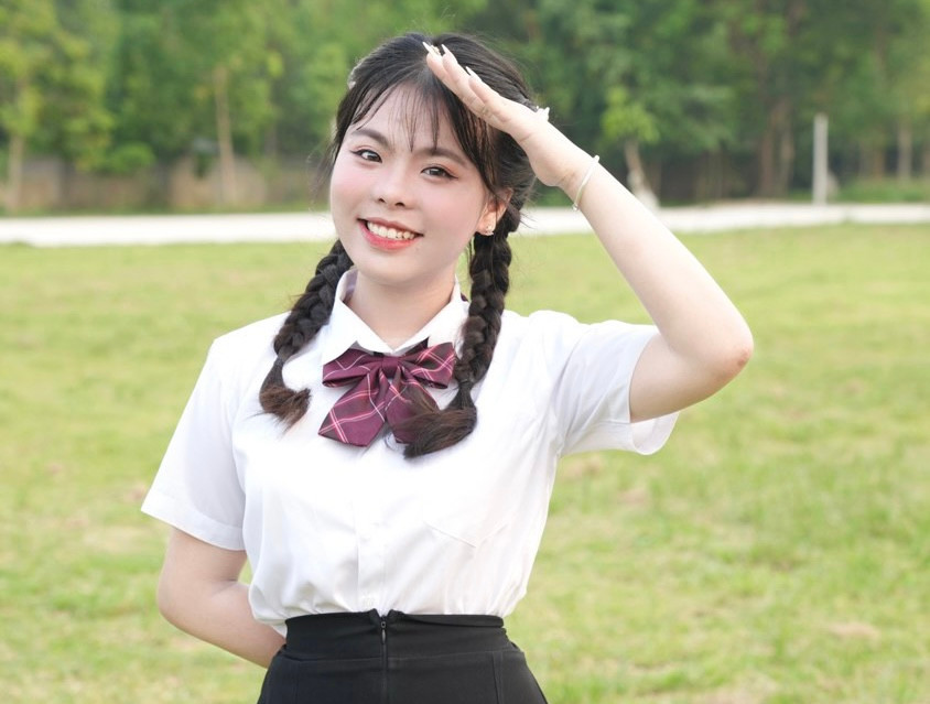 Phan Ánh Tuyết - sinh viên năm nhất, khoa Giáo dục Tiểu học, Trường Đại học Sư phạm. Phan Ánh Tuyết - sinh viên năm nhất, khoa Giáo dục Tiểu học, Trường Đại học Sư phạm.