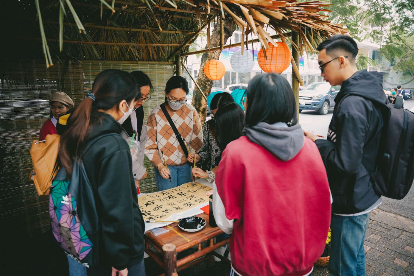 Ngoài ra, các bạn sinh viên được thử viết câu đối.