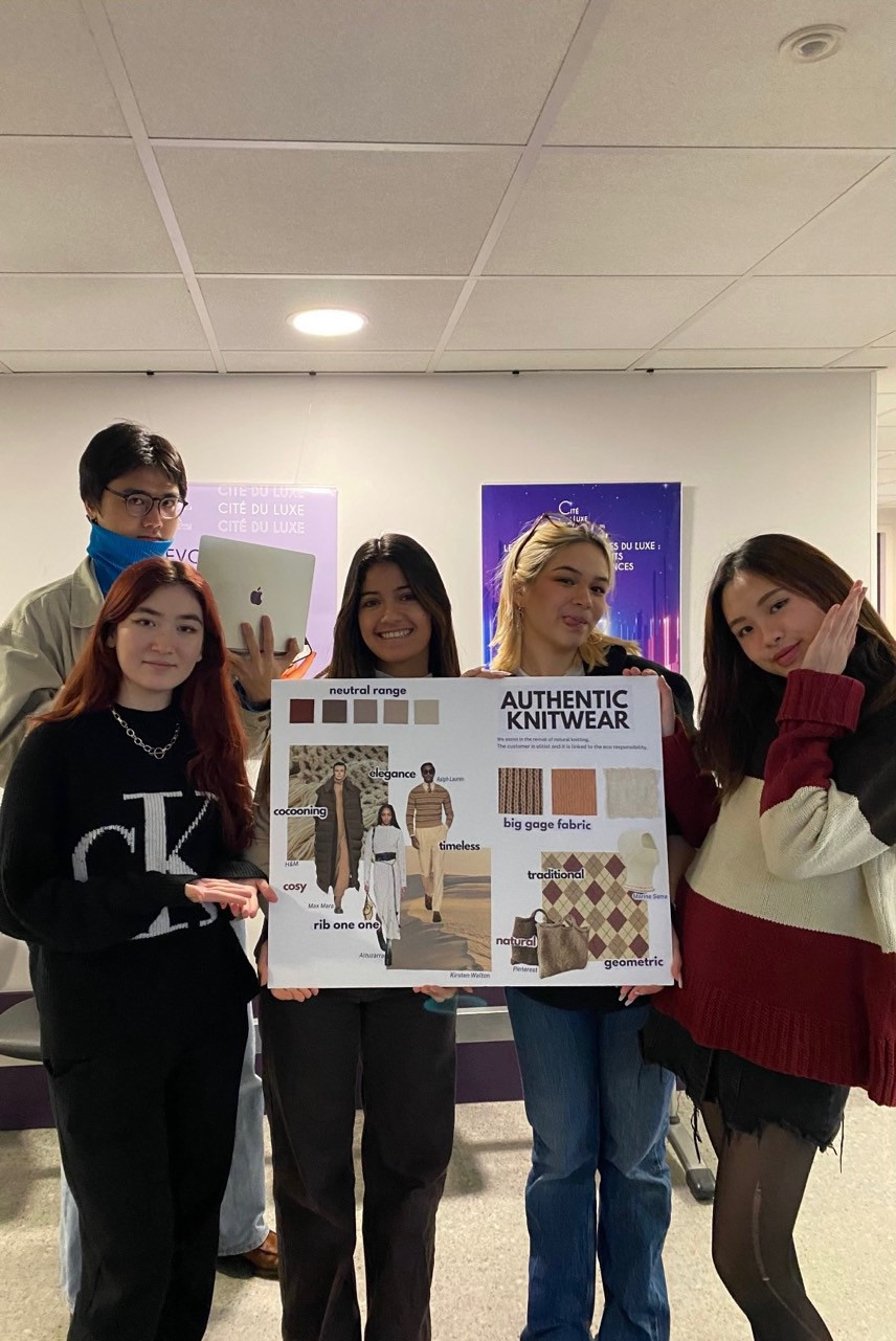 Phương Linh (ngoài cùng bên phải) và các đồng nghiệp ở Elie Saab.