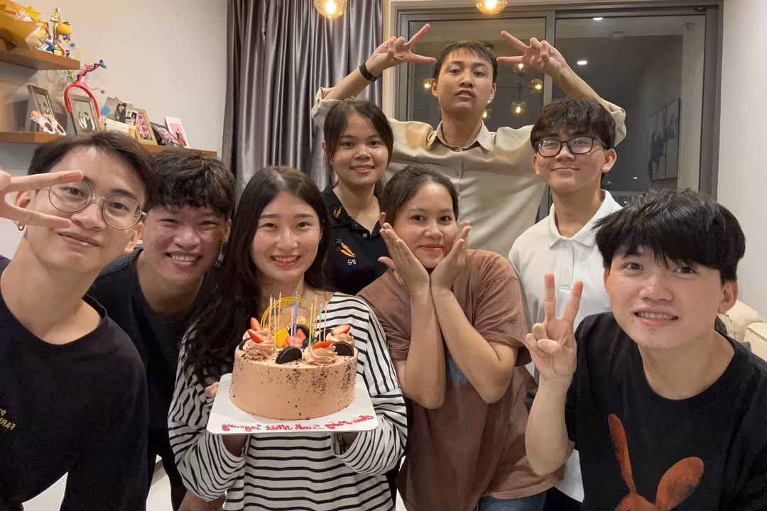 Những người bạn cùng lớp đại học tổ chức sinh nhật cho Jayoung. Những người bạn cùng lớp đại học tổ chức sinh nhật cho Jayoung.