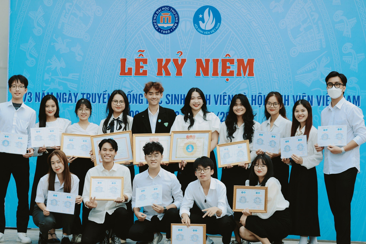 Ảnh chụp tập thể cùng Hội Sinh viên khoa Kinh tế và Kinh doanh quốc tế. Ảnh chụp tập thể cùng Hội Sinh viên khoa Kinh tế và Kinh doanh quốc tế.