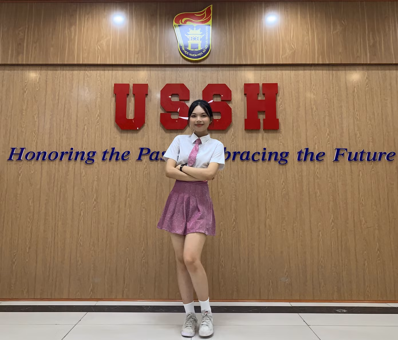 Khánh Huyền tham gia một hoạt động ngoại khóa ở đại học.