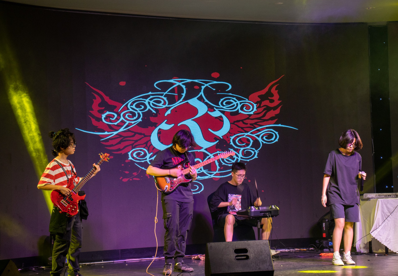 Các tiết mục trình diễn sôi động trong buổi lễ. Các tiết mục trình diễn sôi động trong buổi lễ.