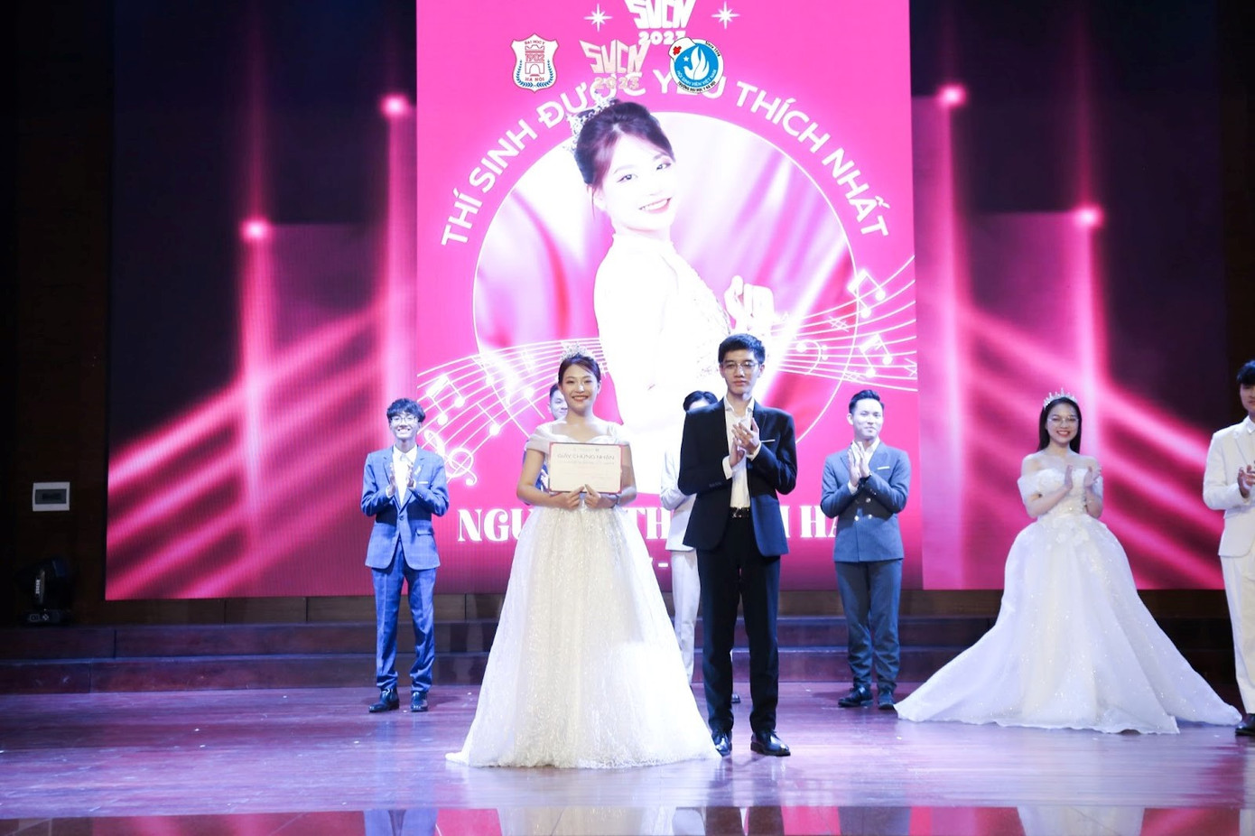 Á quân - Thí sinh được yêu thích nhất - thí sinh Nguyễn Thị Bích Hậu. Á quân - Thí sinh được yêu thích nhất - thí sinh Nguyễn Thị Bích Hậu.