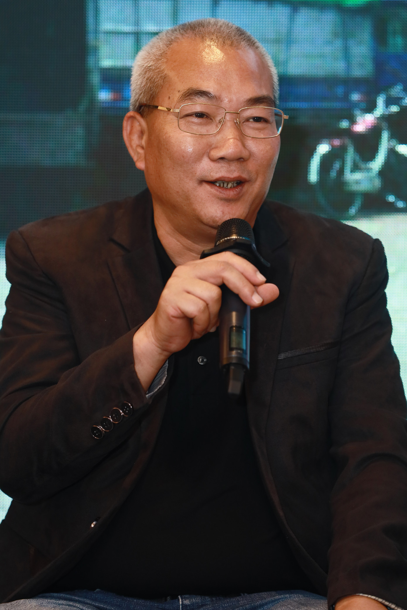 Đạo diễn, NSƯT Nguyễn Danh Dũng chia sẻ rằng đã rất lâu rồi mới làm lại đề tài khai thác đời sống người lao động và anh luôn cố gắng lột tả chân thực nhất, từ đời sống bước lên màn ảnh. Đạo diễn, NSƯT Nguyễn Danh Dũng chia sẻ rằng đã rất lâu rồi mới làm lại đề tài khai thác đời sống người lao động và anh luôn cố gắng lột tả chân thực nhất, từ đời sống bước lên màn ảnh.