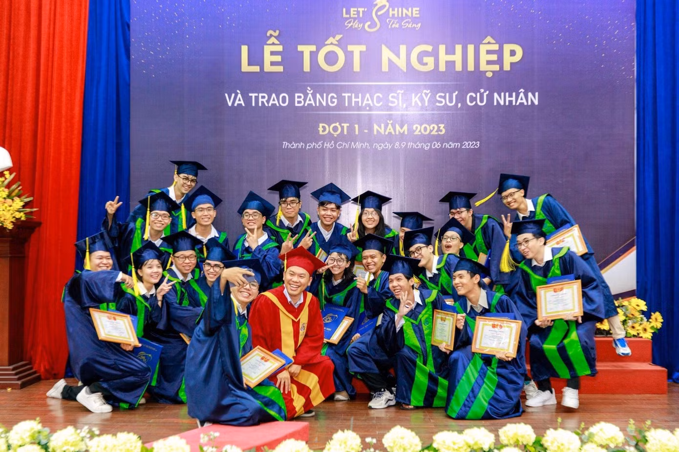 Lớp Cử nhân tài năng Khoa học máy tính của Minh Phương chụp ảnh cùng Tiến sĩ Ngô Đức Thành (áo đỏ), Trưởng khoa Khoa học Máy tính, Trường Đại học Công nghệ Thông tin, Đại học Quốc gia thành phố Hồ Chí Minh.