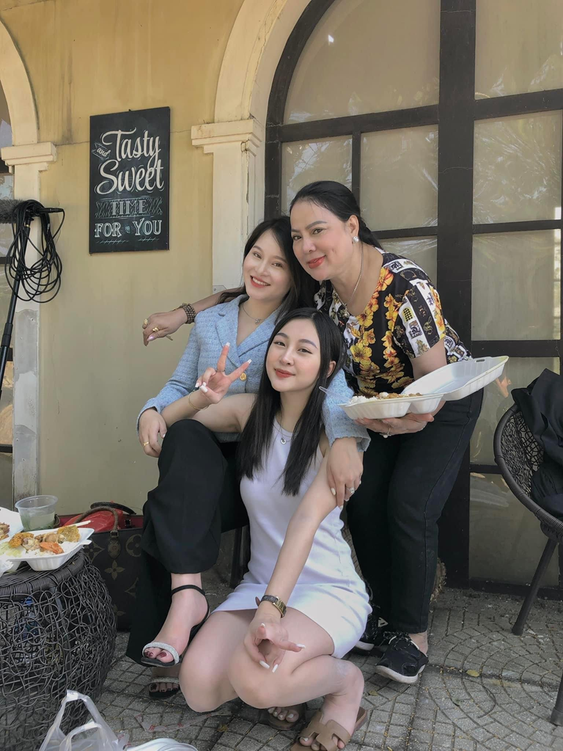 Phượng Vy (váy trắng) cùng các anh chị, bạn diễn trong các buổi ghi hình.