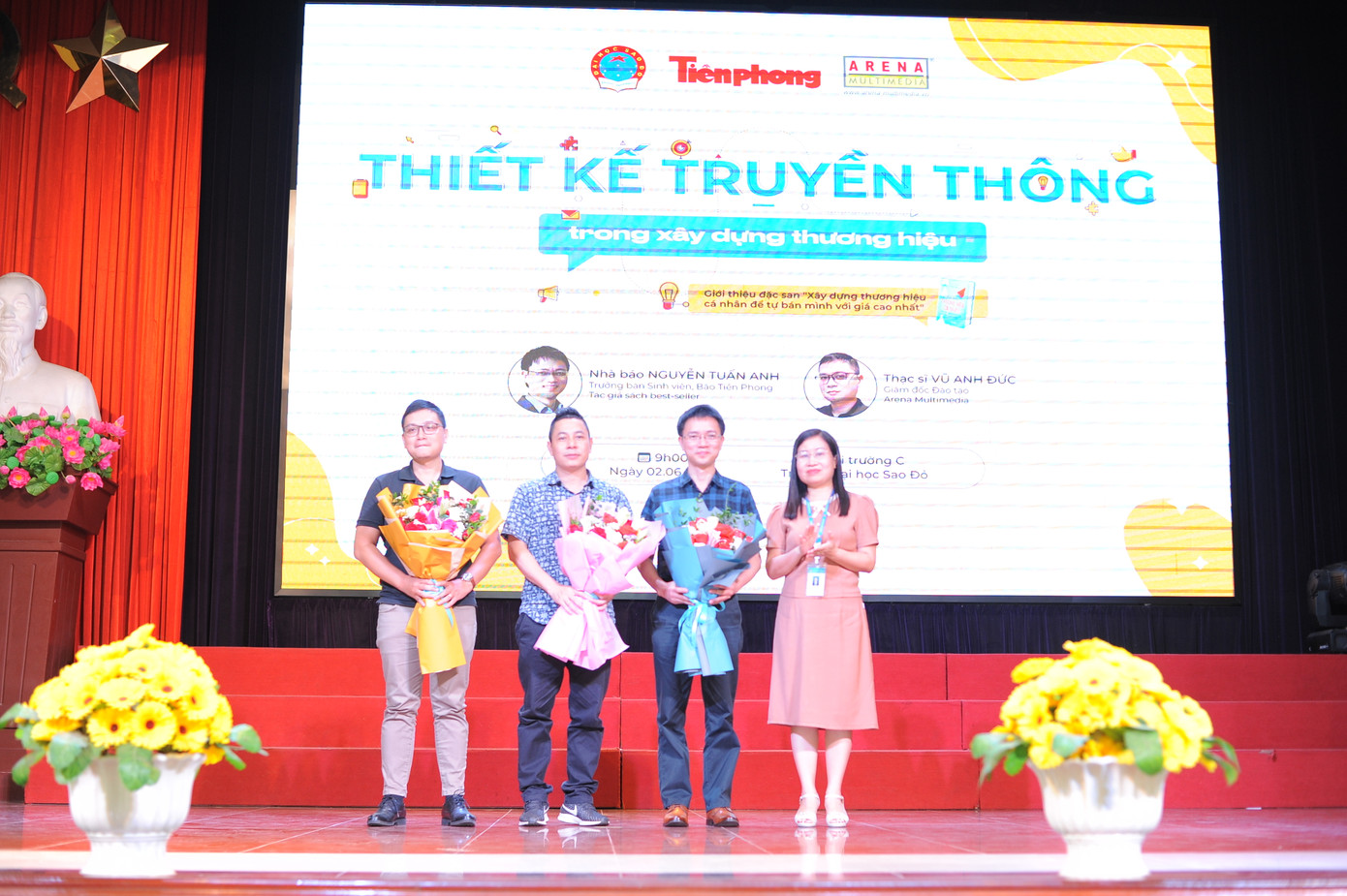 NGƯT. TS. Nguyễn Thị Kim Nguyên - Phó Hiệu trưởng Trường Đại học Sao Đỏ tặng hoa các khách mời.