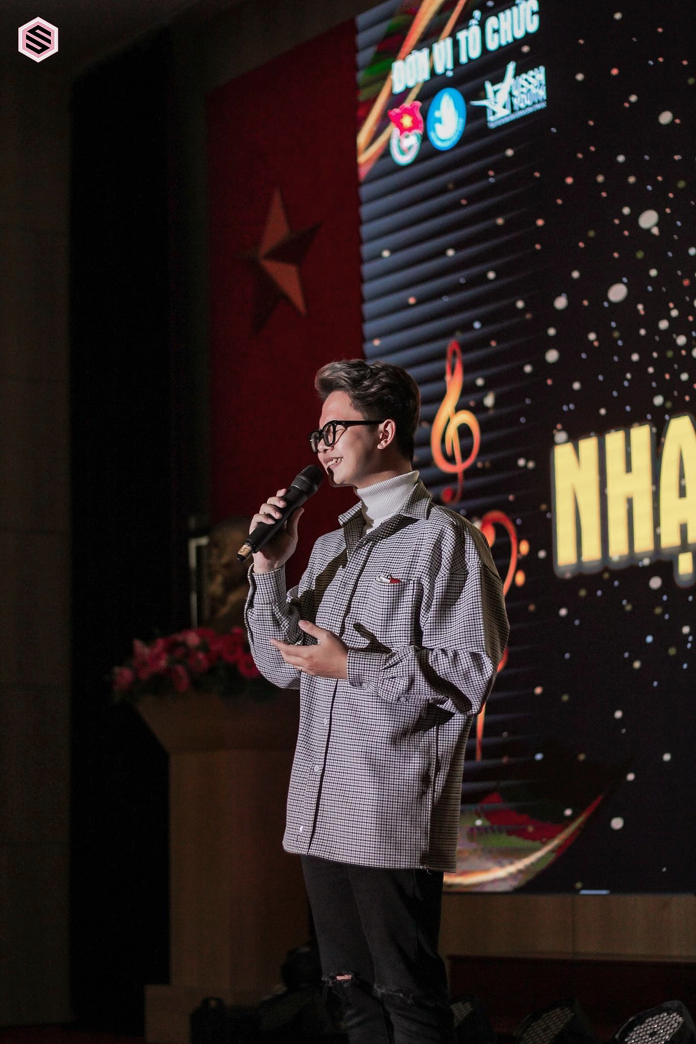 Luôn năng nổ và hết mình trong các hoạt động nghệ thuật của khoa, trường… Luôn năng nổ và hết mình trong các hoạt động nghệ thuật của khoa, trường…