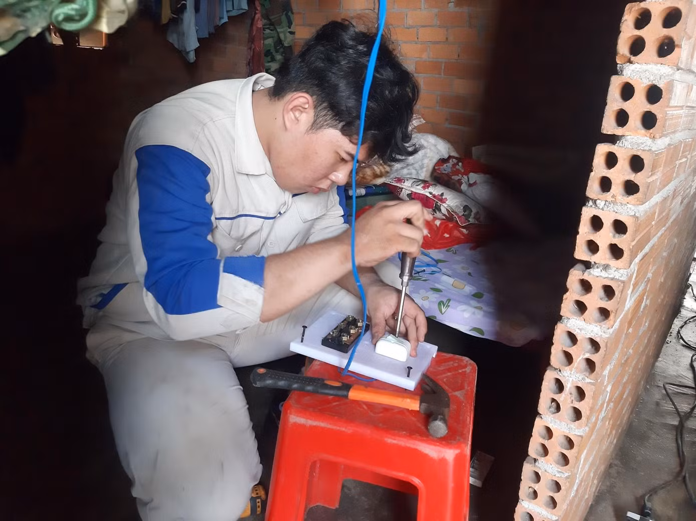 Chàng sinh viên có niềm đam mê với ngành Điện. Chàng sinh viên có niềm đam mê với ngành Điện.
