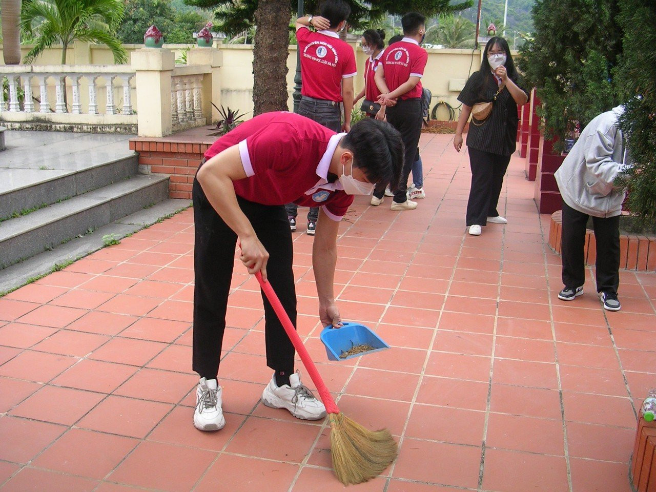 Hoàng Anh tích cực tham gia hoạt động tình nguyện. Hoàng Anh tích cực tham gia hoạt động tình nguyện.