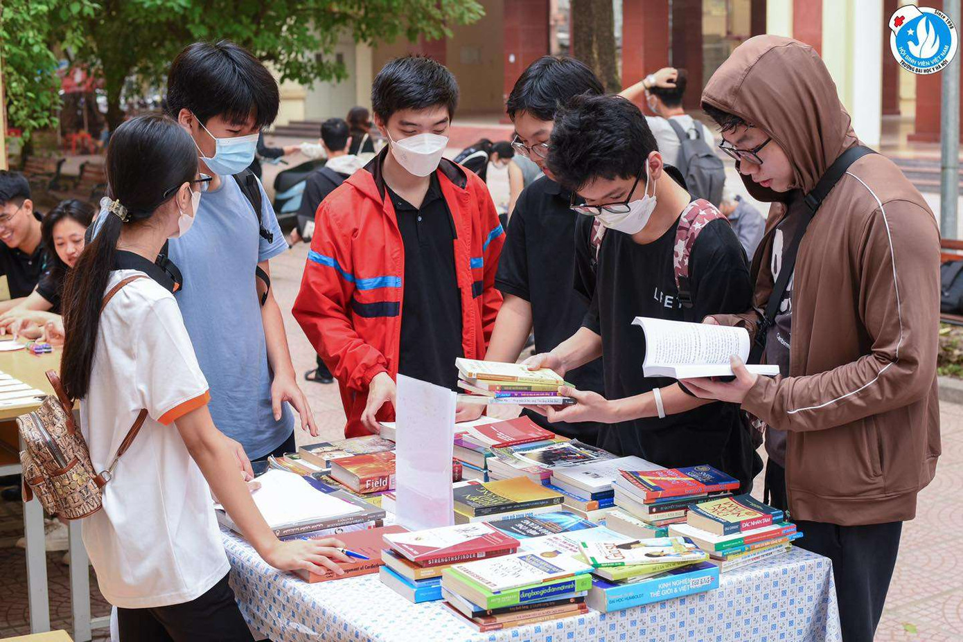 Kết nối, lắng nghe và sẻ chia với nhiều người xung quanh để cuộc sống trở nên tích cực hơn. Kết nối, lắng nghe và sẻ chia với nhiều người xung quanh để cuộc sống trở nên tích cực hơn.