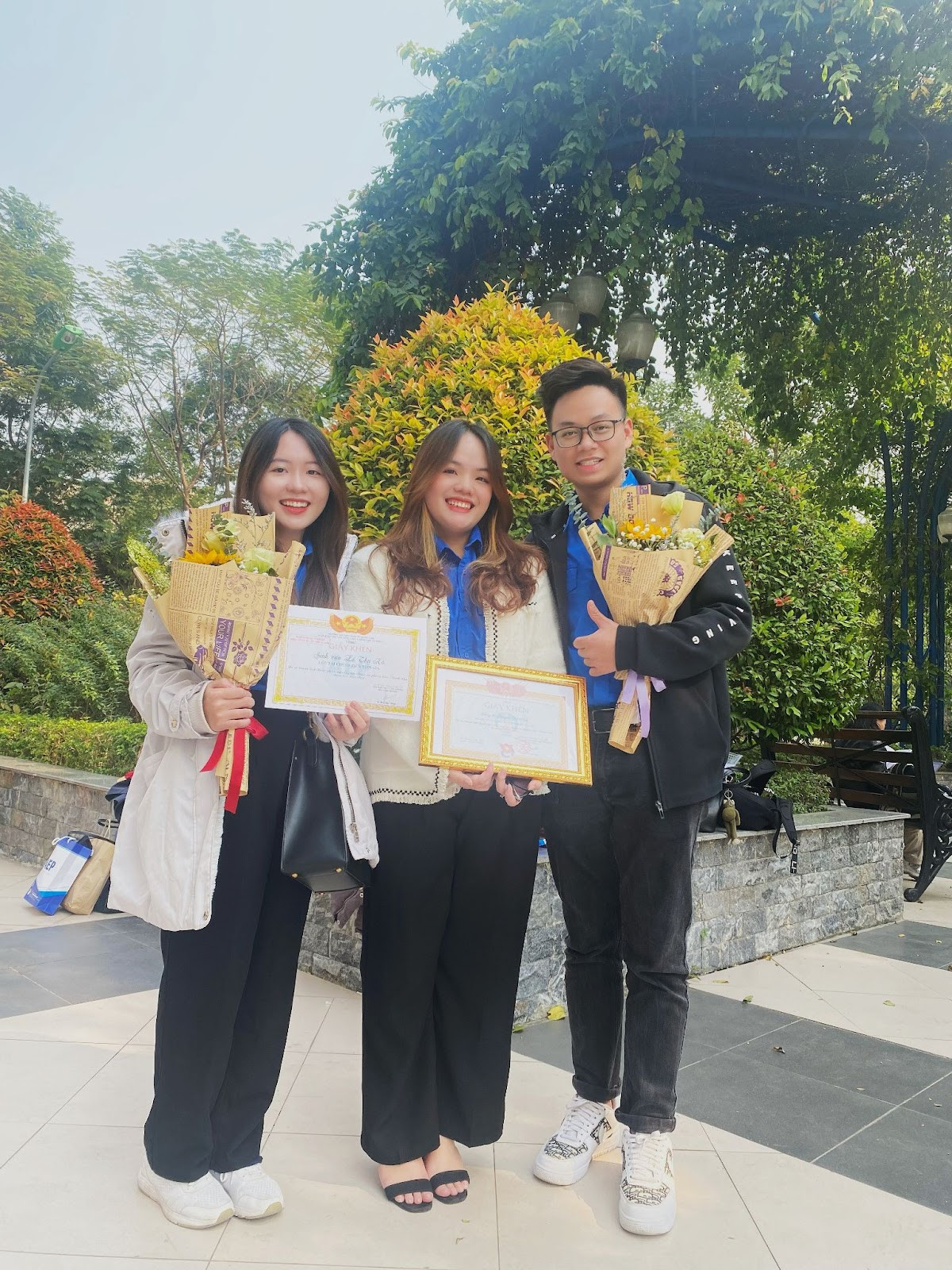 Thu Hà nhận bằng khen giải Ba NCKH cấp trường.