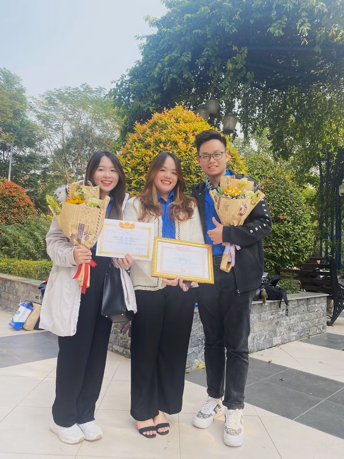 Thu Hà nhận bằng khen giải Ba NCKH cấp trường.