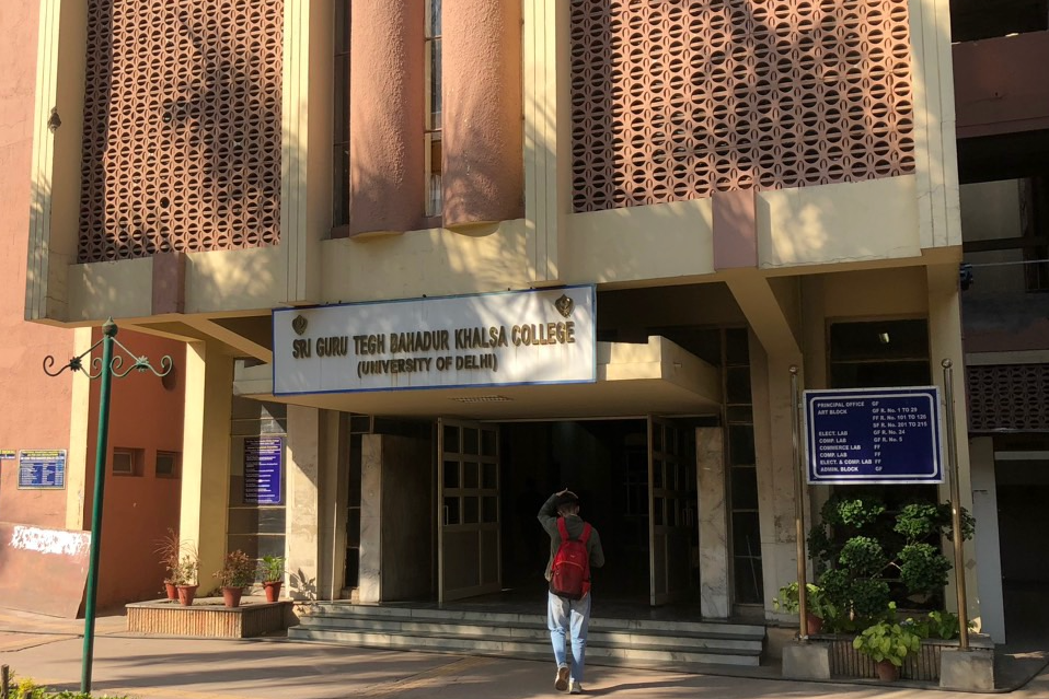 Trường SGTB Khalsa được thành lập năm 1951, trực thuộc Đại học Delhi.