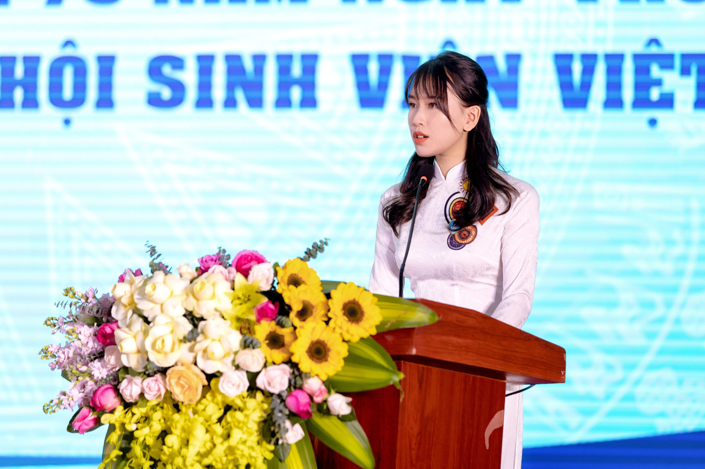 Như Quỳnh phát biểu Diễn văn khai mạc chương trình Lễ Kỷ niệm 20 năm thành lập Hội Sinh viên trường.