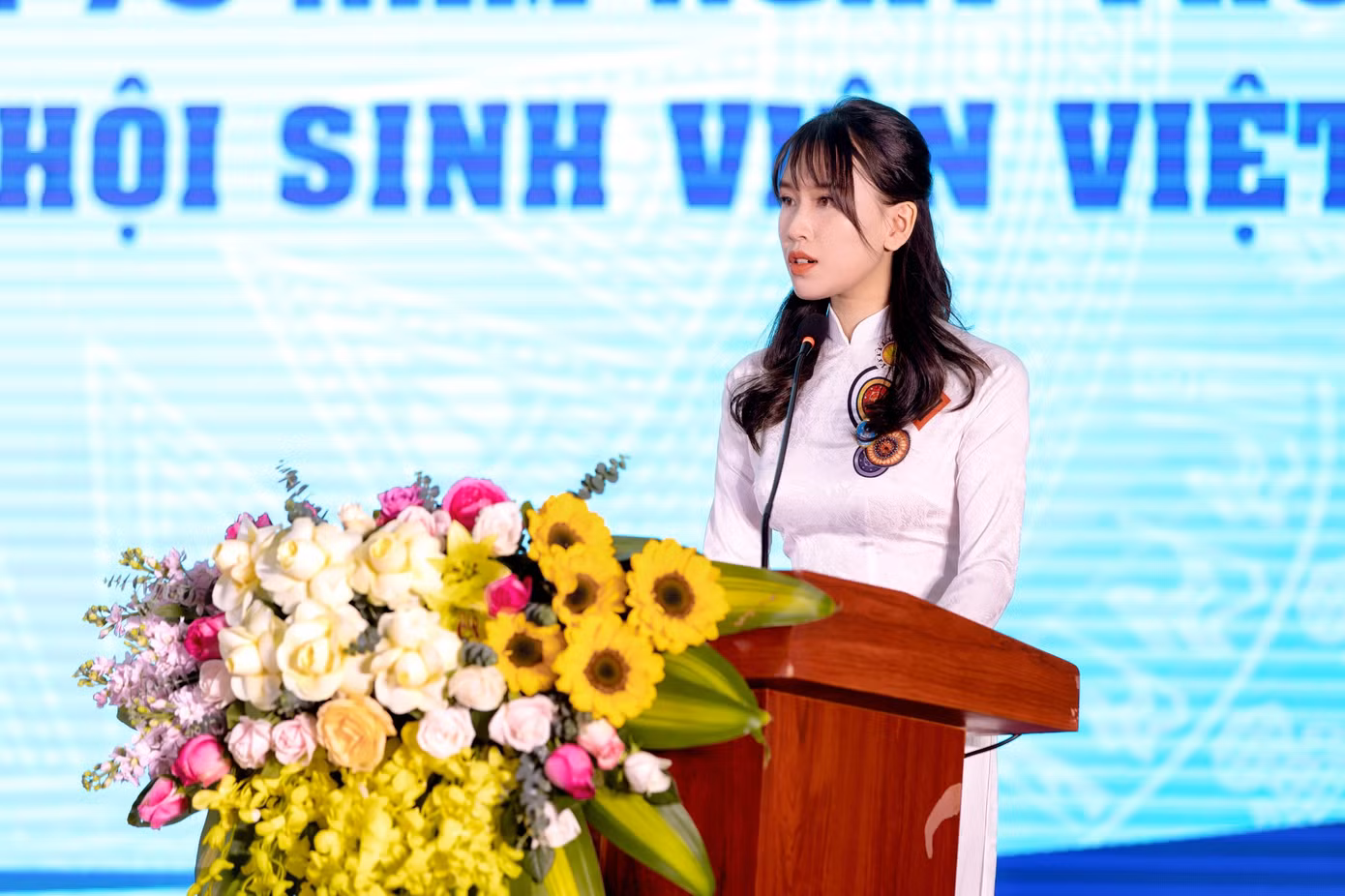 Như Quỳnh phát biểu Diễn văn khai mạc chương trình Lễ Kỷ niệm 20 năm thành lập Hội Sinh viên trường.
