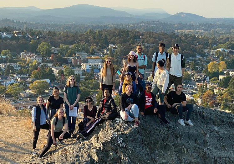 Đi leo núi gần trường cùng các bạn sinh viên UVic.