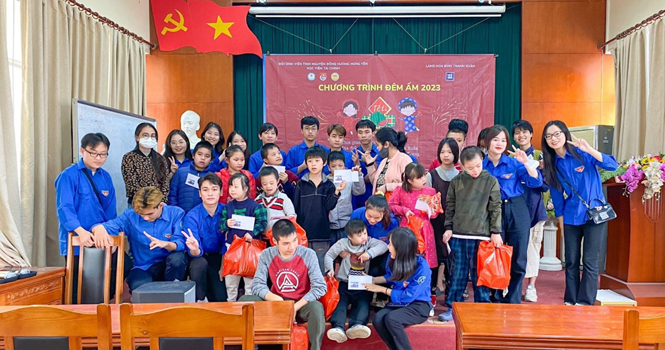 Đội SVTN Đồng hương Hưng Yên cùng các em nhỏ trong chương trình “Đêm ấm 2023” Đội SVTN Đồng hương Hưng Yên cùng các em nhỏ trong chương trình “Đêm ấm 2023”