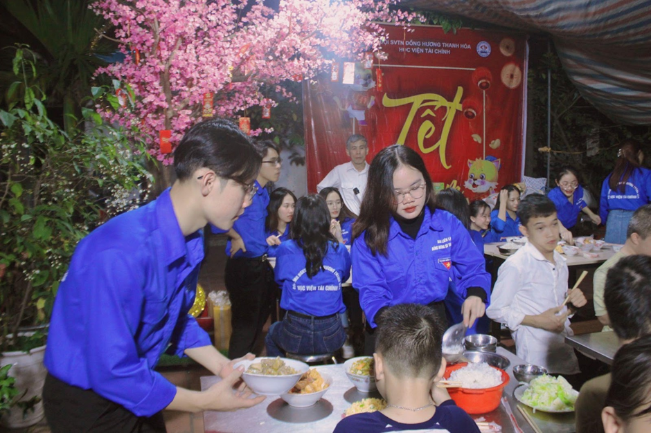 Các bạn trẻ Đội SVTN Đồng hương Thanh Hóa chuẩn bị bữa cơm Tết cùng người dân. Các bạn trẻ Đội SVTN Đồng hương Thanh Hóa chuẩn bị bữa cơm Tết cùng người dân.