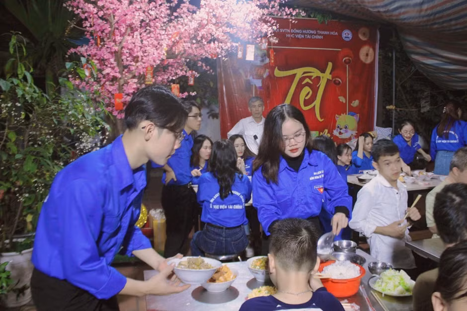 Các bạn trẻ Đội SVTN Đồng hương Thanh Hóa chuẩn bị bữa cơm Tết cùng người dân.