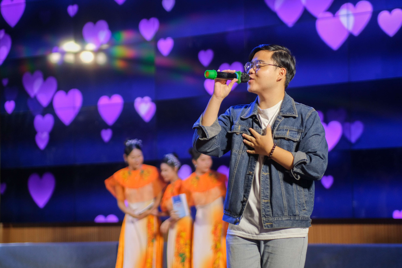 PGS, TS. Nguyễn Trọng Cơ: “Tôi hoàn toàn khuyến khích các em tham gia các hoạt động ngoại khoá, các hoạt động, phong trào của Đoàn Thanh niên, Hội Sinh viên, rèn luyện bản lĩnh và sự sáng tạo, năng động và tự tin, chuyên nghiệp và cởi mở, tràn đầy nhiệt huyết với tuổi trẻ.” PGS, TS. Nguyễn Trọng Cơ: “Tôi hoàn toàn khuyến khích các em tham gia các hoạt động ngoại khoá, các hoạt động, phong trào của Đoàn Thanh niên, Hội Sinh viên, rèn luyện bản lĩnh và sự sáng tạo, năng động và tự tin, chuyên nghiệp và cởi mở, tràn đầy nhiệt huyết với tuổi trẻ.”