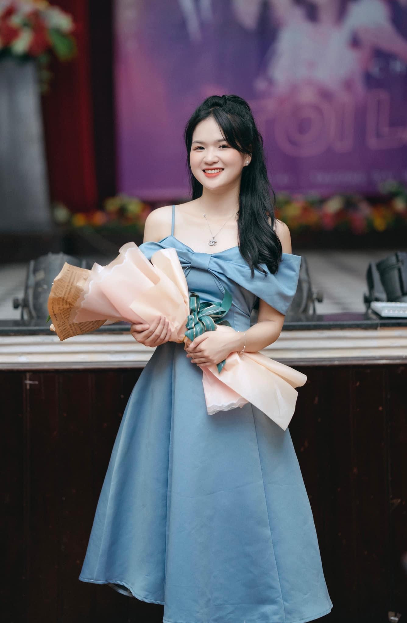 Nữ sinh ngành Báo có gương mặt thanh tú và giọng nói truyền cảm.