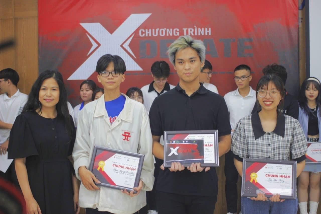 Thu Trang đạt giải nhất cuộc thi X - Debate do CLB Kỹ năng mềm Đại học Xây Dựng Hà Nội - TPE đồng tổ chức.