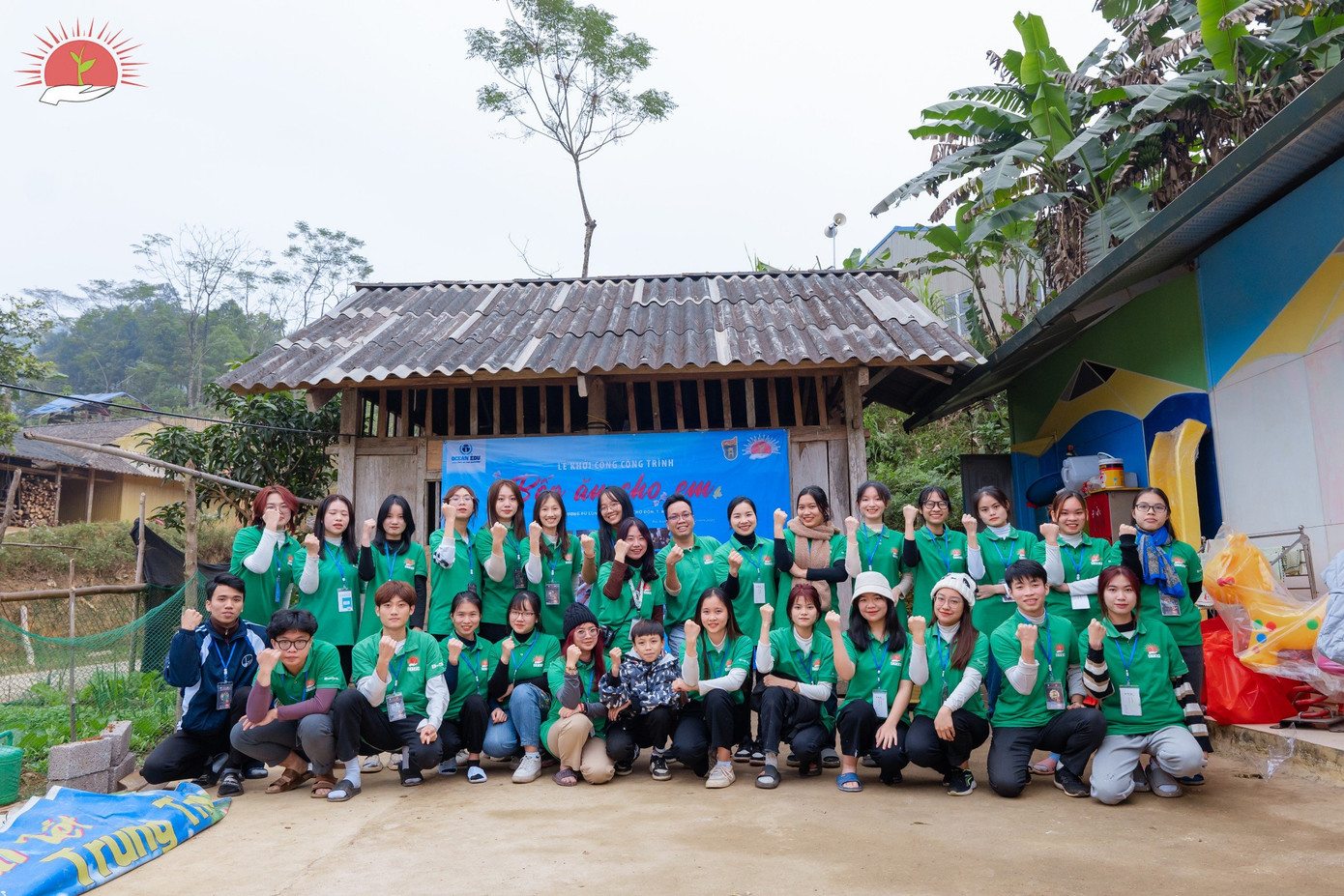Toàn Đội tại lễ khởi công công trình bếp ăn trong chương trình “Đông Ấm Xuân Lạc - Lửa hồng trao em”.