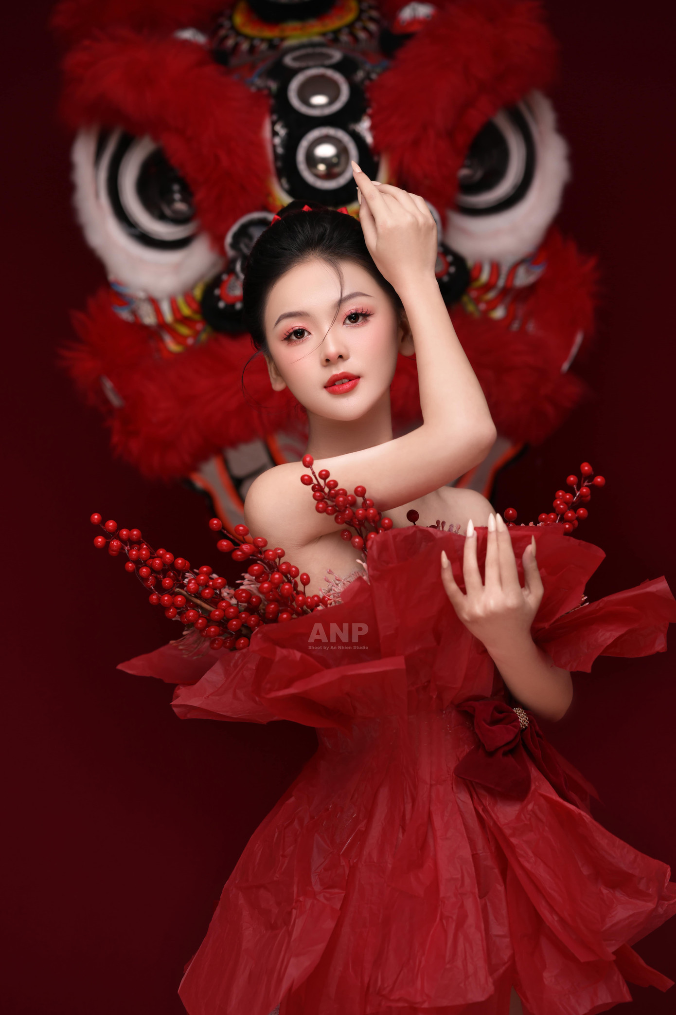 Tiểu Ngọc với vẻ đẹp rạng rỡ, đằm thắm trong bộ ảnh Tết Đỏ chào Xuân Quý Mão 2023.