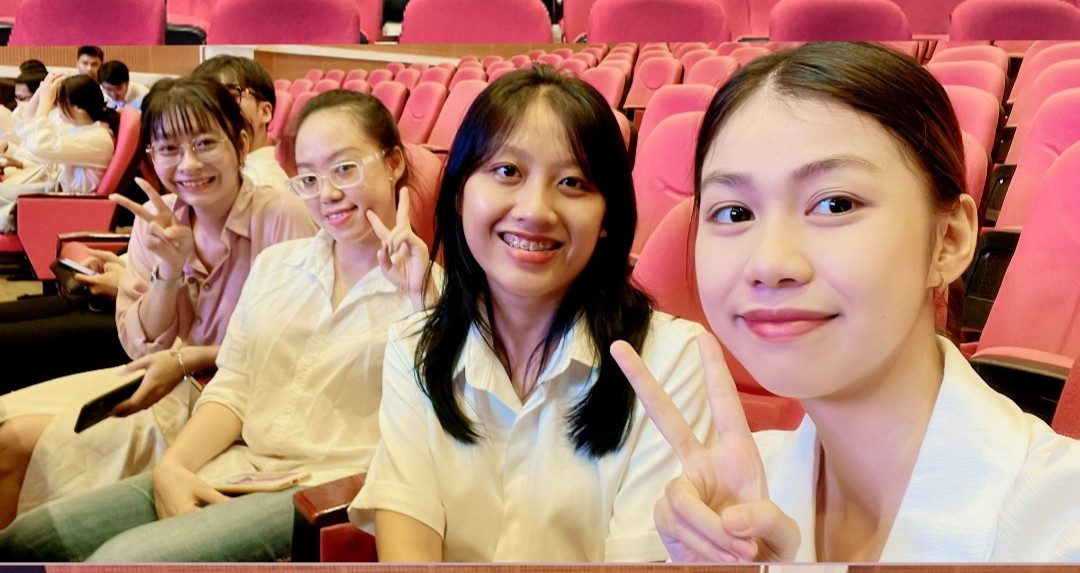 Nhung cùng các bạn sinh viên tại đại học.