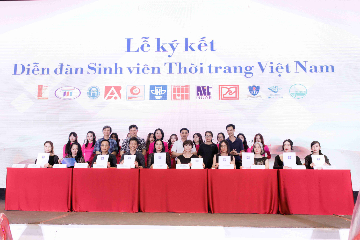 Đặc biệt, tại New Gene 2023, lần đầu tiên “Diễn đàn sinh viên thời trang Việt Nam” chính thức được ra mắt - một sân chơi lớn nhất dành cho sinh viên ngành thời trang, nơi các bạn trẻ thỏa sức thể hiện niềm đam mê, sự sáng tạo. Đặc biệt, tại New Gene 2023, lần đầu tiên “Diễn đàn sinh viên thời trang Việt Nam” chính thức được ra mắt - một sân chơi lớn nhất dành cho sinh viên ngành thời trang, nơi các bạn trẻ thỏa sức thể hiện niềm đam mê, sự sáng tạo.