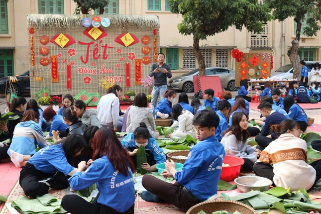 Các sinh viên Trường Đại học Thương mại gói Bánh chưng trong chuỗi hoạt động Chương trình Đông Ấm 2023.